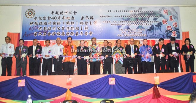 Henry, Yong and dignitaries jointly perform the opening ceremony of the 40th anniversary celebration of Lawas Foochow Association and the Sixth Sarawak Foochow Senior Citizens Sports Carnival in Lawas.