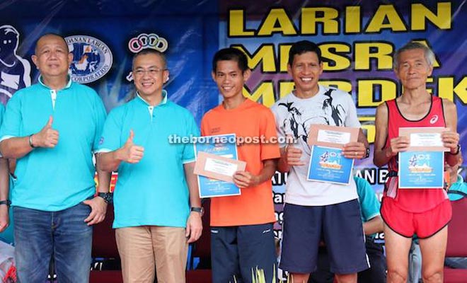 Rozman (second left) and Harris (left) with the winners in the veteran men category at Labuan Square.