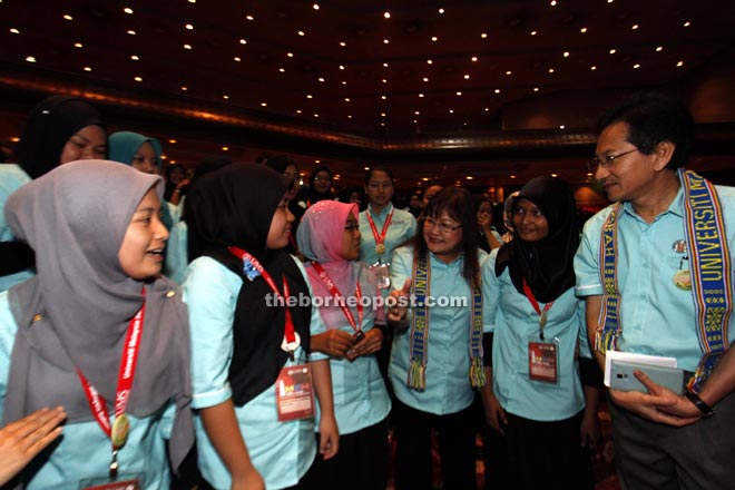 Yap and Harun mingling with the newly-enrolled UMS students yesterday.