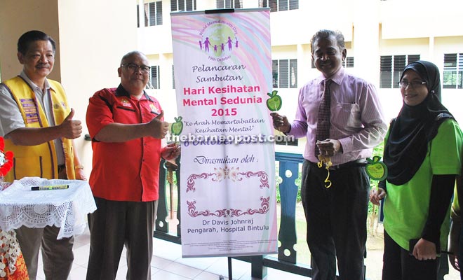 Zaiedy (second left), Dr Davis (second right) and Dr Siti (right) show their thumbs-up for the programme.