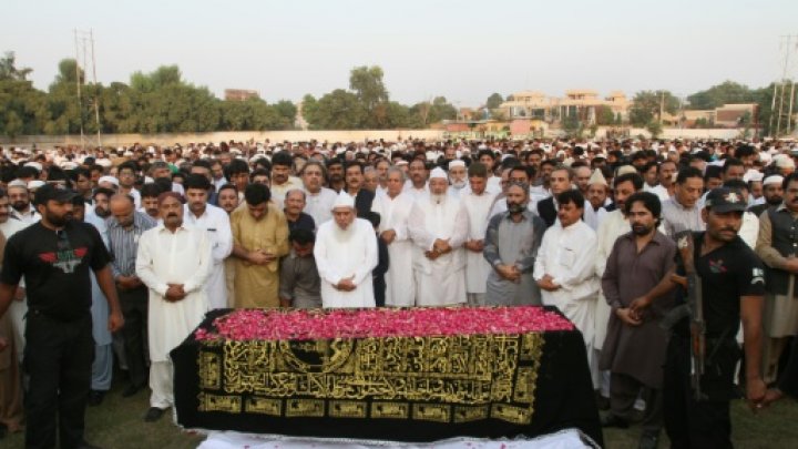 © AFP/File | Pakistani politicians, relatives and residents offer funeral prayers for a Pakistani pilgrim, killed in a stampede at the annual hajj, in Multan on October 5, 2015 