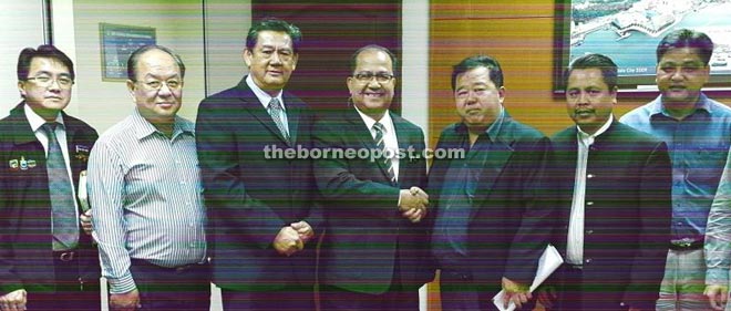 Abdin (middle) with Francis and Lim (3rd left) at the meeting. 