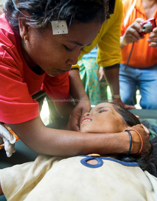 Mother of Miksudiar Alui calms her daughter with words of encouragement after she was found at Sungai Emas.