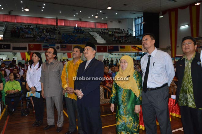 Arifin (fourth left) with local leaders and representatives from Dewan Bahasa dan Pustaka when observing a video clip during the launch of the National Language Month. 