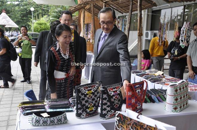 Masidi (right) and Joanna (left) inspecting a beautiful handmade bead bag at the museum yesterday.