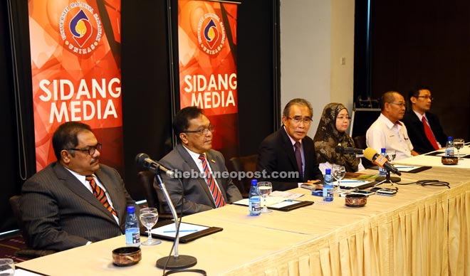 Len Talif (centre) addressing reporters at the press conference. Seen from left are Shakor, Mohamad Kadim, Mariani, Mohd Ali and Mohd Fuad. 