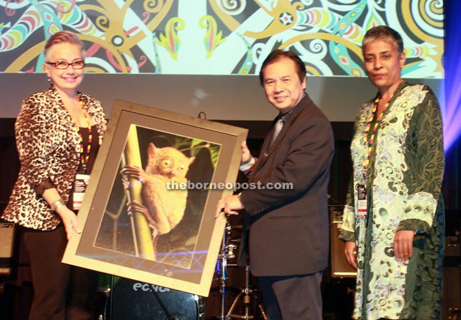 Dr Jerip (centre) accepts a memento on behalf of Wong from Wee while D’Cruz looks on. — Photo from Jeffery Mostapa. 