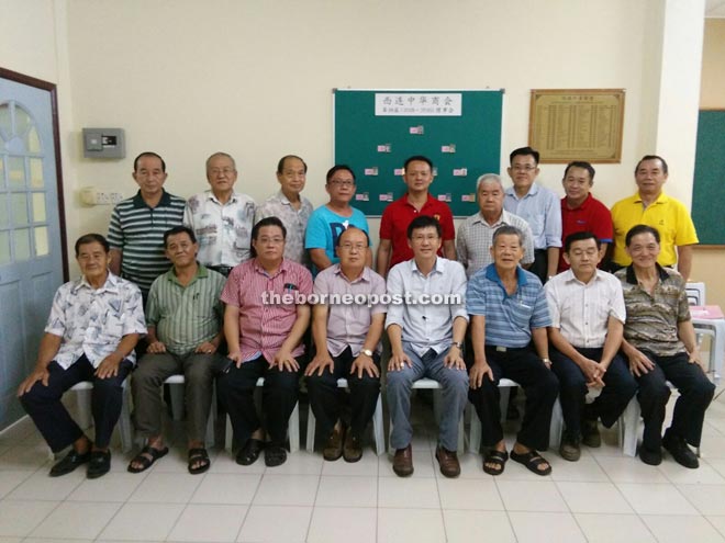 Lai (fourth right) and other Chinese community leaders and members pose for group photo after the meeting. 