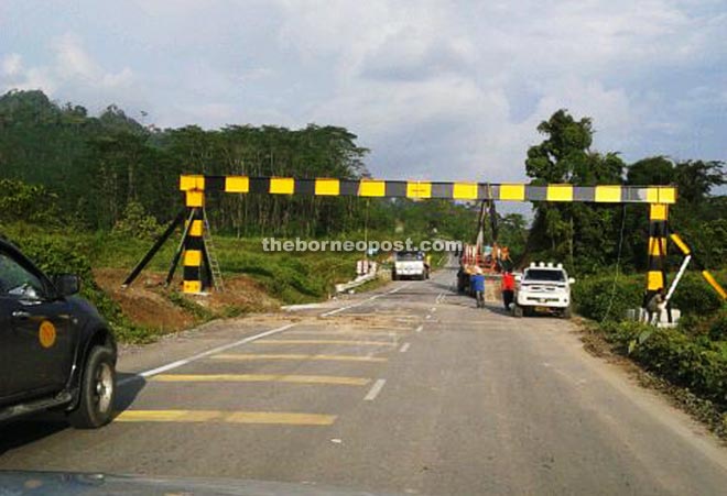 A bigger and stronger metal barricade being installed along the Murum Road last Sunday. 