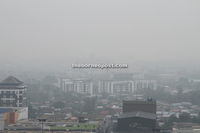 The city view taken at noon yesterday when air pollutant index was at unhealthy level. — Photo by Chimon Upon