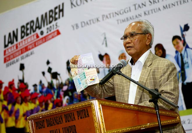 Deputy Chief Minister Datuk Patinggi Tan Sri Alfred Jabu Numpang holds up the ‘45 Principles & Actions’ leaflet during the ‘Lan Berambeh Anak Sarawak 2015’.