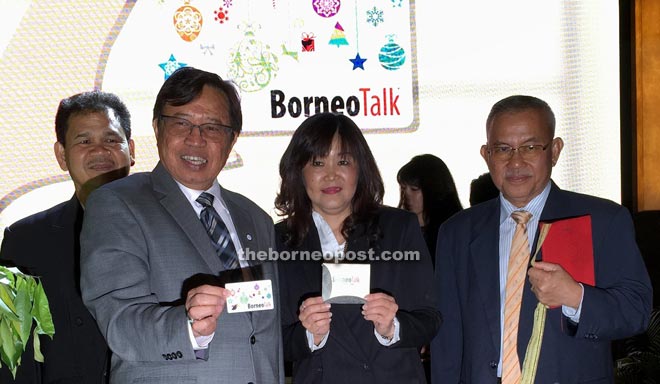 Abang Johari (left) and Pan (second right) showing the Borneo Talk Privilege Card while Talib (right) and Ik Pahon look on.