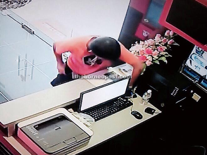 The hotel’s CCTV shows a suspect approaching the counter and grabbing the smartphone. 