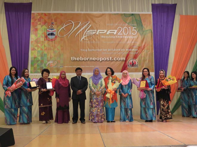 Asnimar (sixth left) and Sa'adilah (fifth left) take a group photo with the award and certificate recipients. On fourth right is Susan Vivien. 