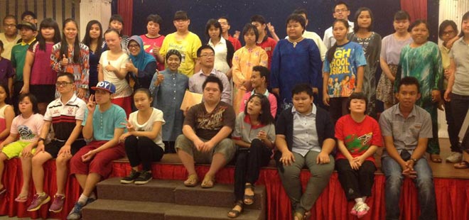 The athletes taking a group photo at the dinner sponsored by Shell at Li Hua Hotel Bintulu.