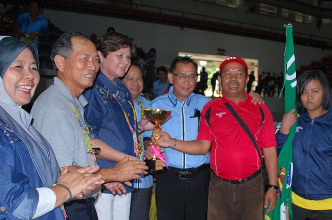 Marina (third left) presents the top trophy to the contingent from Julau District as (from left) Rakayah and Salang look on.