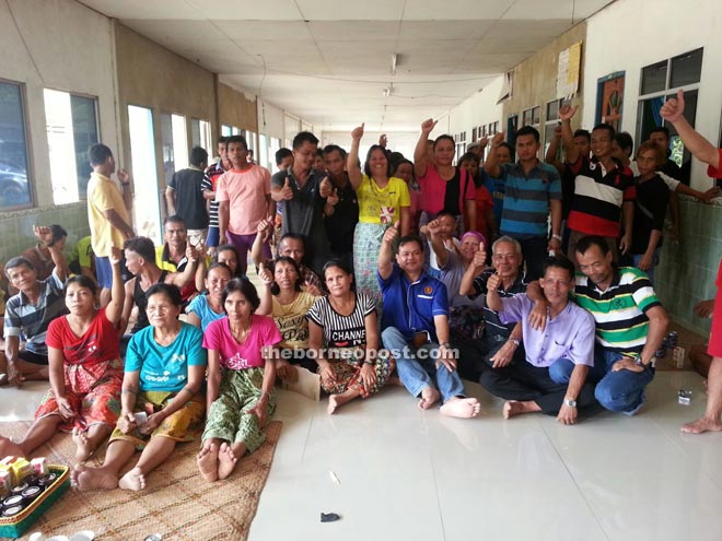 Elly (front row, fourth right) joins residents of Rumah Musit, Ulu Kemalih for a group photo during one of his ‘meet-the-people’ sessions. 