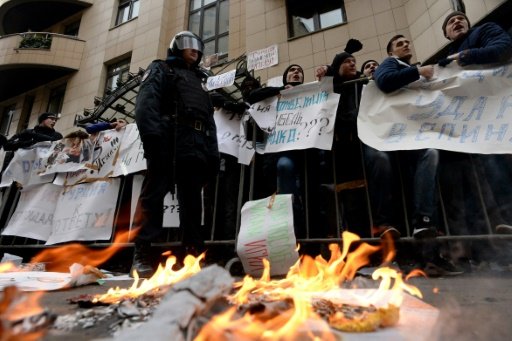 © AFP | Protesters hold placards and shout slogans at an anti-Turkey picket outside the Turkish embassy in Moscow on November 25, 2015