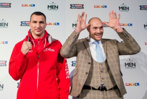 © DPA/AFP/File / by Ryland James | Ukraine's Wladimir Klitschko (L) and Britain's Tyson Fury pose during a press conference on November 24, 2015 in Duesseldorf, western Germany, ahead of their fight for the WBA, WBO and IBF titles 