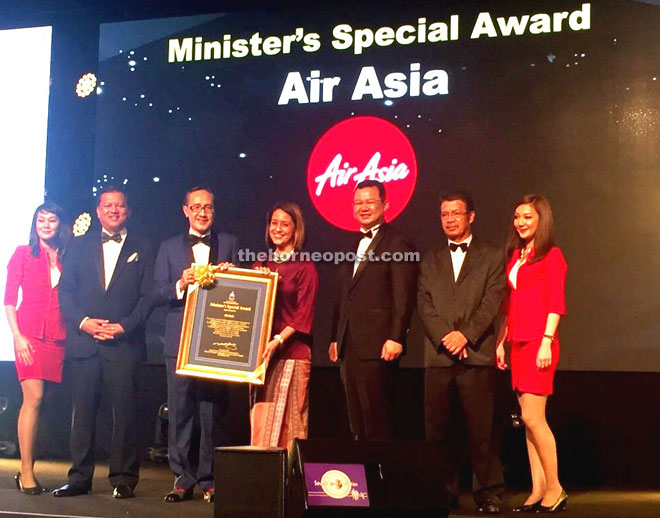 Aireen receiving the ‘Best Airline Award’ and ‘Minister Special Awards’ from Masidi during the Sabah Tourism Awards 2015.