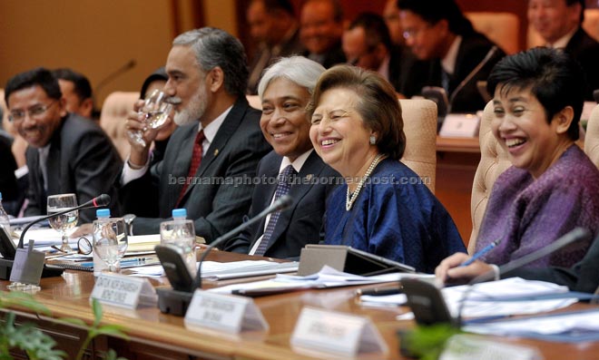 Zeti (second right) at a function announcing the country’s third-quarter economic performance. — Bernama photo