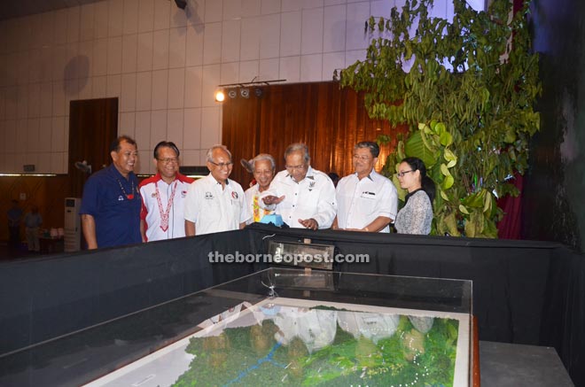 Adenan performs a gimmick to declare Bukit Mabong as a district as (from left) Ugak, Nanta, Jabu, Masing and Morshidi (second right) look on. 