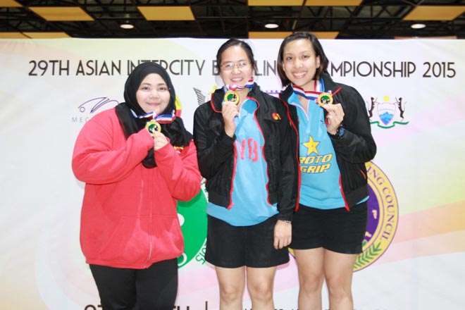 Women’s singles winners (from left) Qistina, Madine and Lara after the prize presentation. 