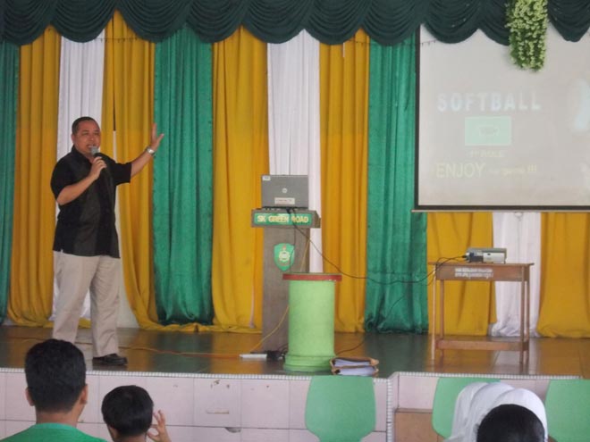 Juraimie briefing the SK Green Road pupils on the basics of softball during the clinic at the school recently.