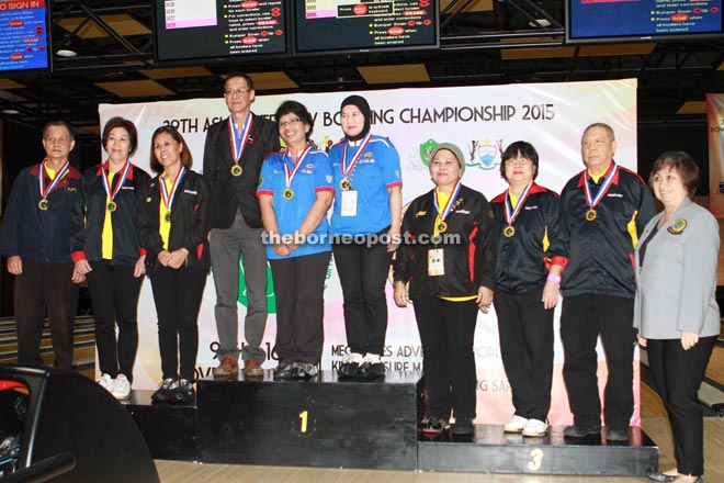 Maimunah (left) and Iyliana of Kuching City North win the women’s senior doubles gold with 1,945 pinfalls over six games. — Photos by Teo Chi Wei