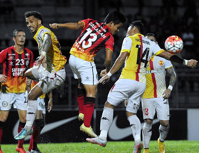 Sarawak defender, Dzulazlan Ibrahim (centre) vies with Selangor players during the Malaysia Cup quarterfinal first-leg match at Sarawak State Stadium on Tuesday night. — Bernama photo