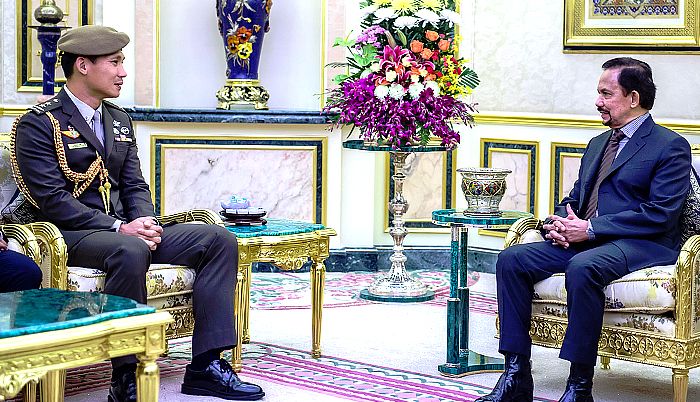 His Majesty Sultan Haji Hassanal Bolkiah Mu'izzaddin Waddaulah ibni Al-Marhum Sultan Haji Omar 'Ali Saifuddien Sa'adul Khairi Waddien, Sultan and Yang Di-Pertuan of Brunei Darussalam, the Minister of Defence and the Supreme Commander of the Royal Brunei Armed Forces consented to receive in audience Major General Perry Lim Cheng Yeow, Chief of Defence Force of Singapore Armed Forces. | PHOTOS: INFOFOTO