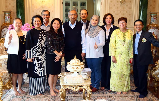Adenan is flanked by Jamilah (fourth right) and Foo during a photo-call with members of the tournament’s organising committee. — Photo by Muhammad Rais Sanusi