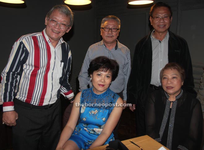 Bong (standing left) had a chat with old acquaintances before this picture was taken. Also seen are (standing from right) Dr Asa’at Ghani and Joseph Sim En Miang with their respective wives (seated from right) Dr Azizah M Amin and Laura Bara.