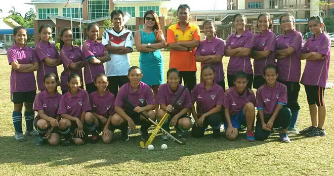 (From fifth left) Teacher in-charge from KTDTHB Muhamad Handi, Gloria and Rudy with the team.