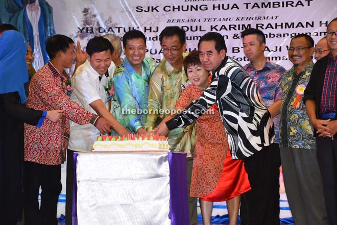 Abdul Karim (fifth left) with (from third left) Thian Leong, Liu Quan and others at the cake-cutting ceremony.