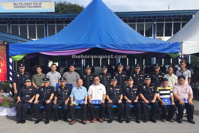 Ng (seated, fifth right) and senior officers from Padawan headquarters with recipients of the commendation certificates.