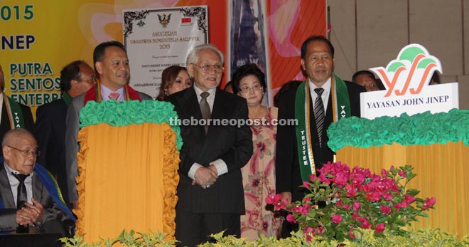 Taib, flanked by Henry and YJJ chairman William Jinep (right), looks at the YJJ logo. Henry and William’s father John Jinep is on the wheelchair at far left.