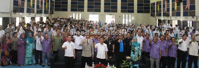 Naroden (third left front row) with the invited guests including Yusoff posing with the school children. 