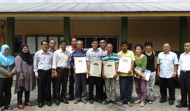 Sariddin (fourth left) poses for a photo with K1M members after the event.