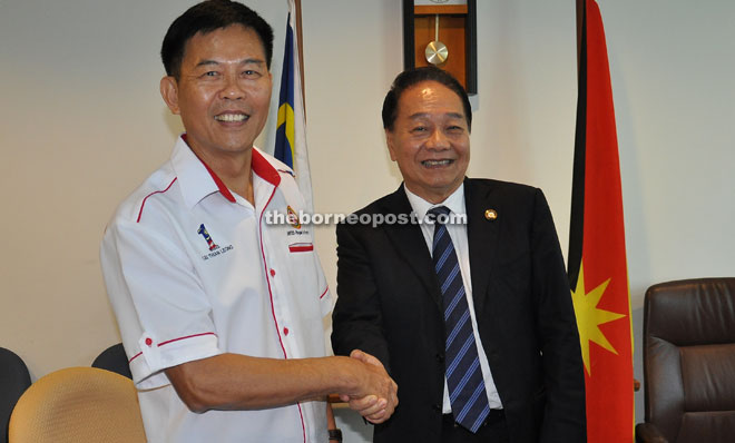 Liu (left) shakes hand with Wong after the press conference.