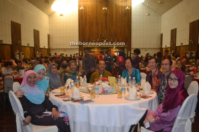 Dr Zulkifli (fifth left) with Dr Hii (sixth left), Dr Hasrina (left) and other guests during the state-level Malam Mesra Inovasi 2015.