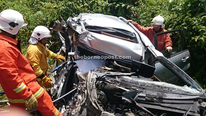 Bomba personnel trying to extricate Chong’s body from the wreckage.