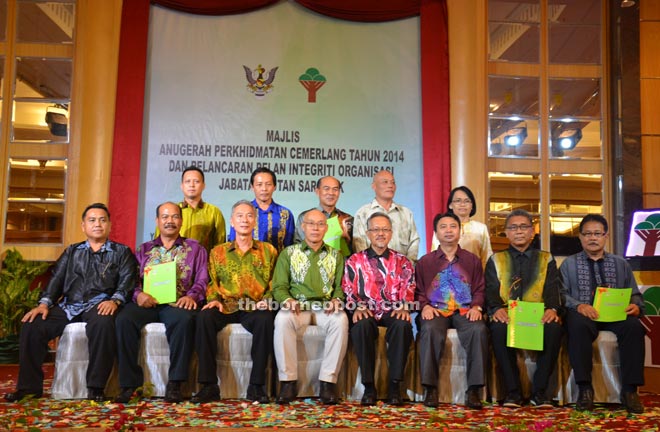 Sapuan (seated fourth right) with awards’ recipients from Miri.