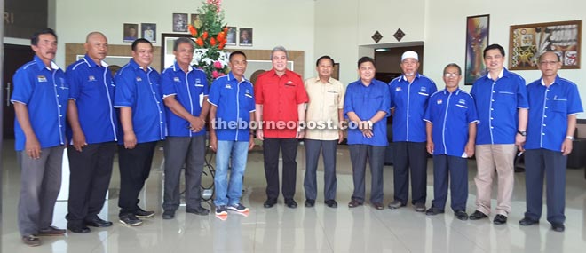 Awang Tengah (sixth left) poses for a photo with PBB Bukit Sari main committee members before the start of the meeting.