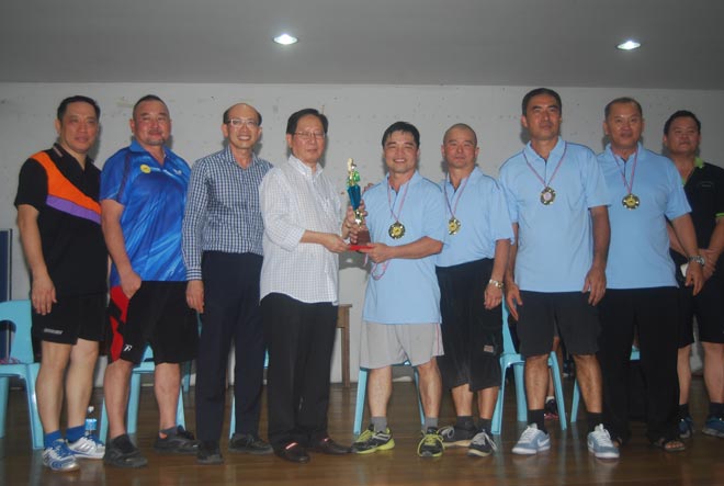 Lau (fourth left) hands over the championship trophy to a representative from De Pu Construction. Looking on at third left is Chen. 