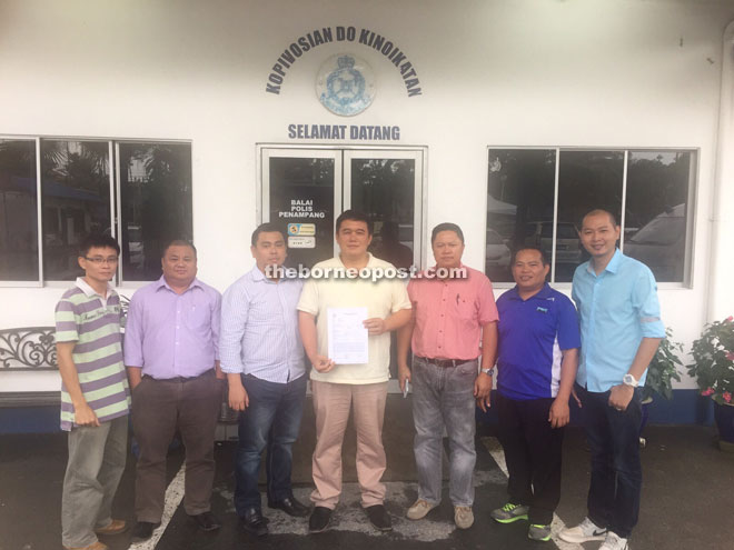 Petrus (middle) with Upko Penampang’s Youth chief Carl Mosoom, deputy chief Adrian Siponong, secretary Pancratius Pudin and other leaders.