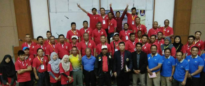 Dr Ong (sixth right), Janudin (eighth left) and other officials posing for a photo with the 53 participants who have completed a state-level Petanque sports technical officer course.