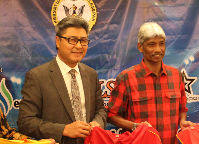 Datu Sudarsono Osman with Sarawak coach Datuk K Rajagobal during a press conference in Kuching in this  Sept 10 file photo.