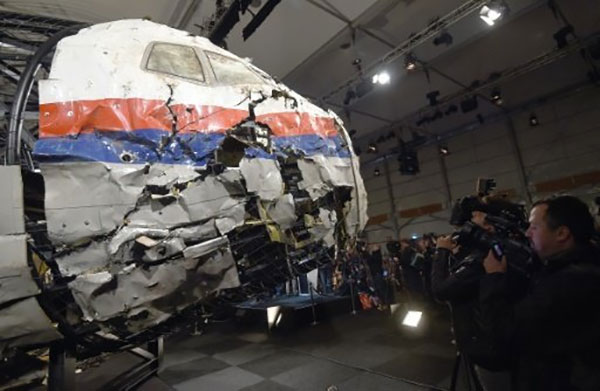 The wrecked cockpit of Malaysia Airlines flight MH17 is presented to the press during a presentation of the final report on the cause of the its crash, at the Gilze Rijen airbase October 13, 2015 – AFP Photo