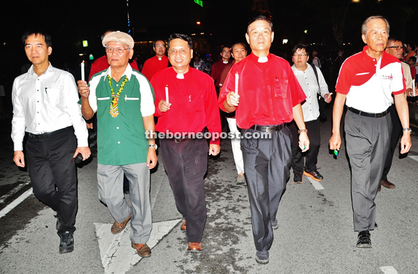 Ven Arch Dc Canon Jamal Senada (second left) together with Sibu Resident Hii Chang Kee (left), president of Association of Churches in Sarawak, Sibu Branch, Dato Dr Su Chii Ann (second right) and chairman of Sibu Municipal Council, Datuk Tiong Thai King (right) leading the parade.  